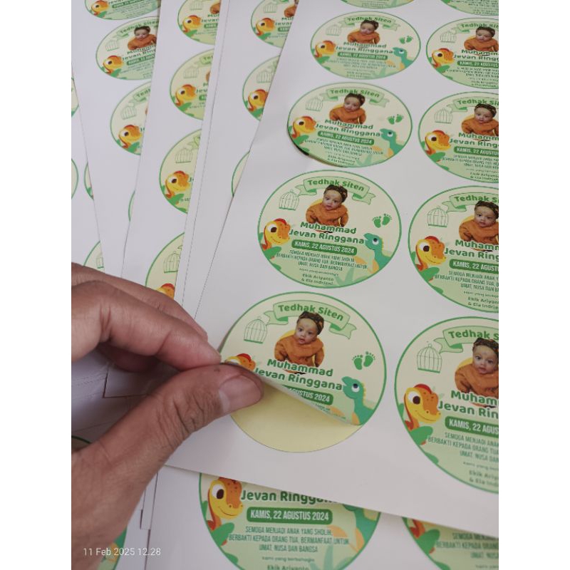 

cetak stiker tedhak siten kiss cut (setengah potong) jumlah 14 lembar isi 210 stiker