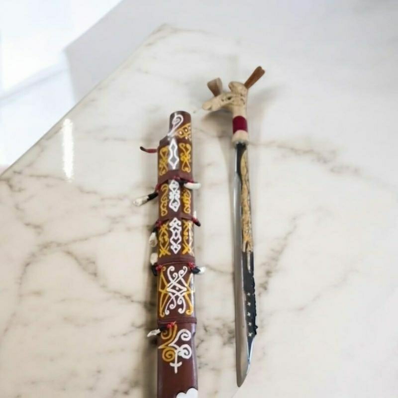 MANDAU SENJATA  KHAS DAYAK KALIMANTAN.MANDAU MOTIF NAGA EMAS.PANJANG 65 CM.MANDAU SUDAH .buat koleks