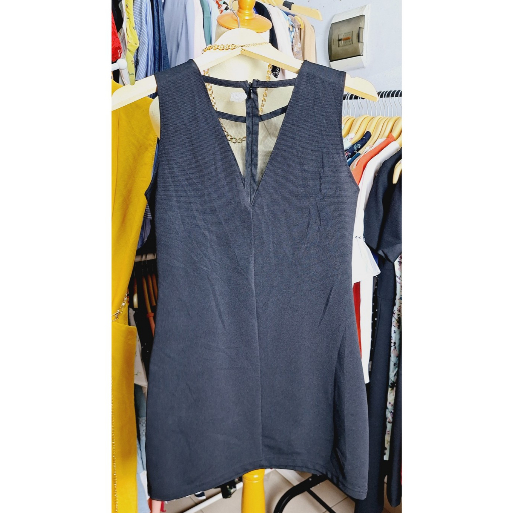 Gaun Mini Dress Hitam Polos Tanpa Lengan