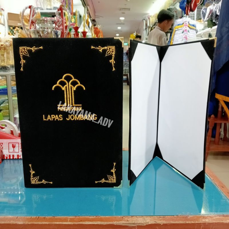 

map beludru custom logo proses bordir komputer full benang emas