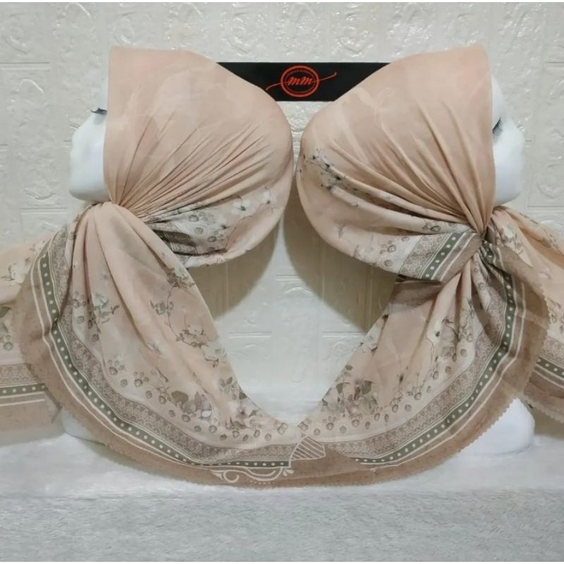 HIJAB SEGI EMPAT VOAL MOTIF VALENCIA CREAM