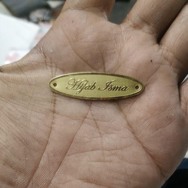 

LABEL PLAT KUNINGAN. LABEL PLAT HIJAB LOGO FURNITURE BAHAN KUNINGAN