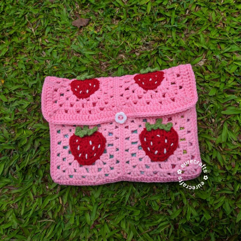 

Strawberries Book Sleeve Crochet - Cover Buku Rajut Strawberry