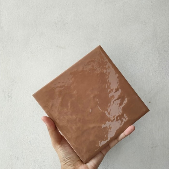 Keramik Dinding Kamar Mandi/Keramik Dinding Dapur Kitchen Set Coklat Glossy Merk Kuda Laut Mass Type