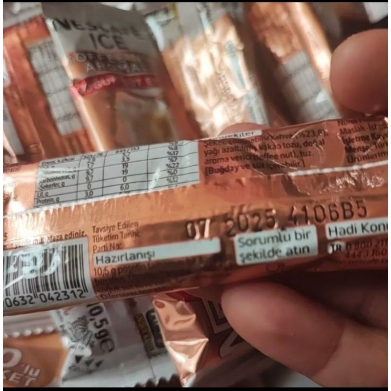 

Nescafe ice kopi mix coklat di seduh pake es