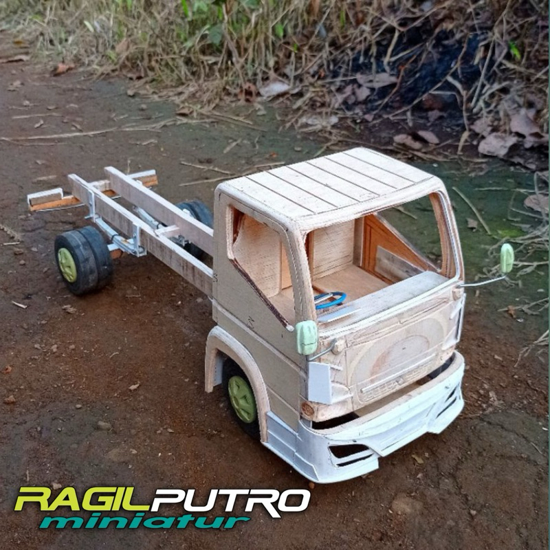 MINIATUR TRUK CANTER TANPA BAK SKLA 12 OLENG