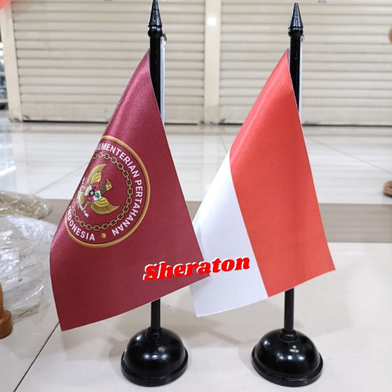 

bendera merah putih+bendera logo Kementerian Pertahanan/Kemhan (Kementerian Pertahanan)+tiang kayu meja
