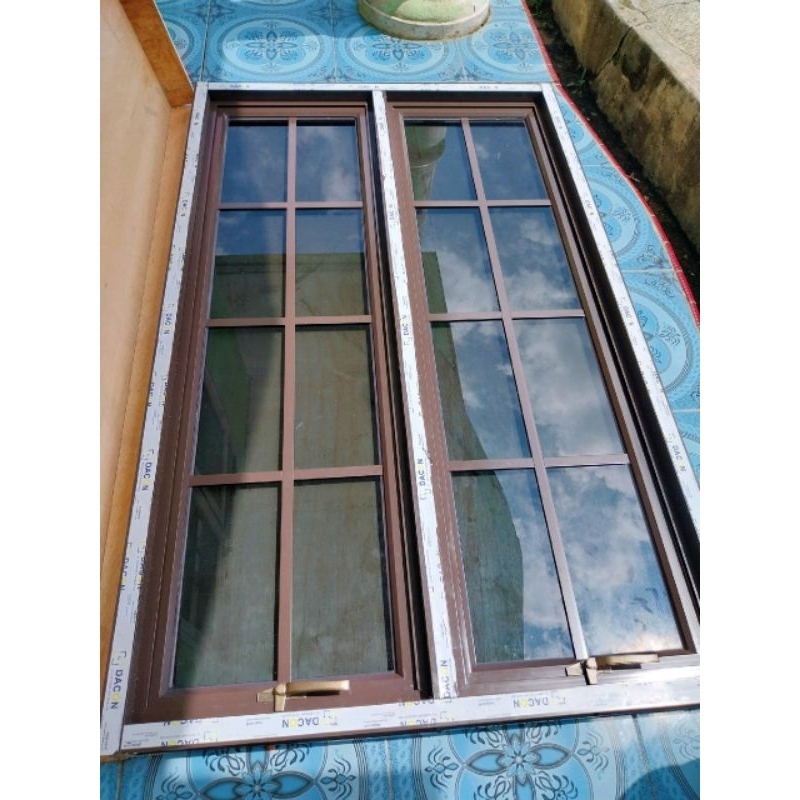 Shp1 kusen+jendela cesment L100 x T160 aluminium lengkap model ornamen dua daun hitam ,putih,coklat