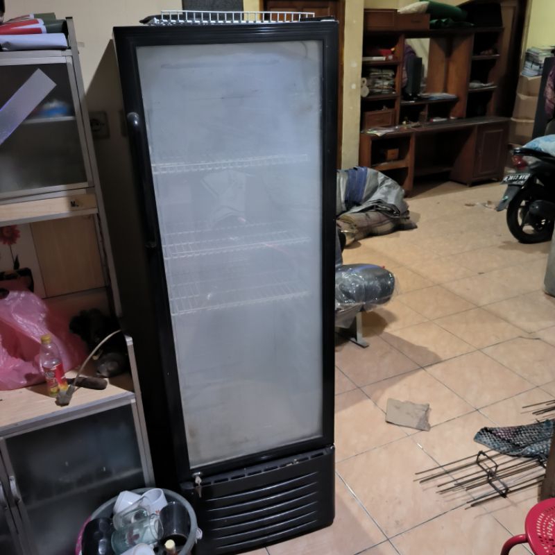 kulkas showcase Beverage Cooler AQUA Japan AQB – 231 memiliki kapasitas 225L dengan Big handle door 