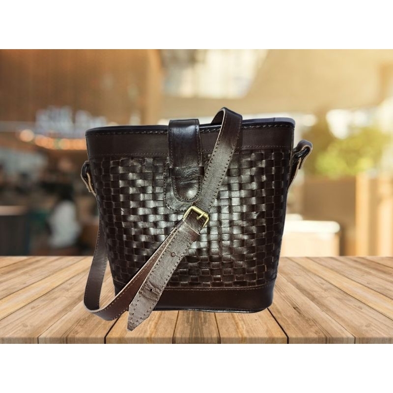 Tas Sling Anyam Kulit Sapi