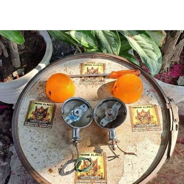 lampu sein belakang yamaha u5 u7 v50 v70 v75 tua ORIGINAL sein belakang u5 u7 v50 v70 sein yamaha u5