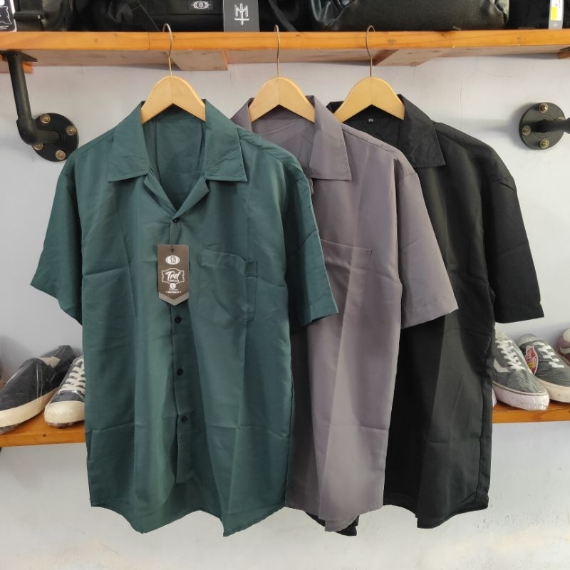 Kemeja v neck polos kerah v pria