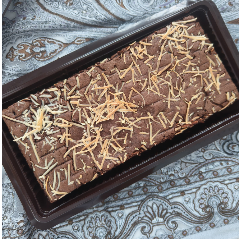 

BROWNIES COKLAT PANGGANG HOME MADE - TANPA BAHAN PENGAWET - TOPPING ALMOND / KEJU