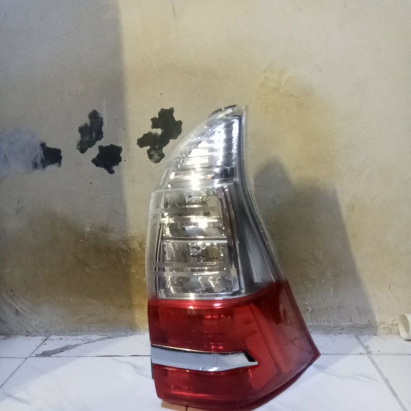 lampu kanan  belakang avanza 2020