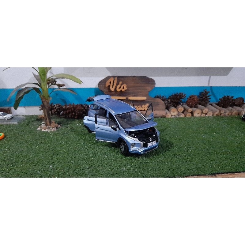 Diecast Miniatur Mitsubishi Xpander Cross light blue skala 1:18