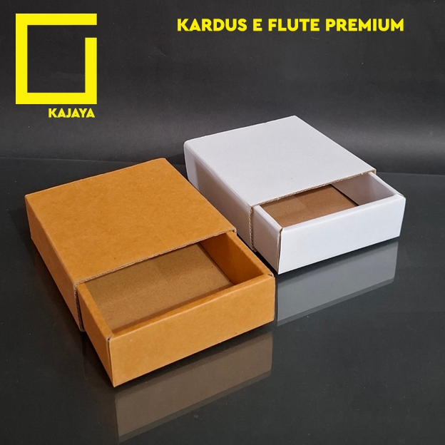 

Kardus Sliding 10x10x3,5 cm Box Hampers Souvenir Aksesoris Parfum E Flute Premium Coklat & Putih