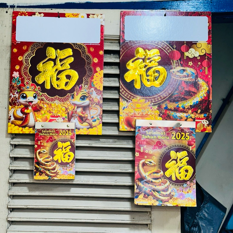 

Kalender Harian Besar + Tatakan Gantungan Tebel Timbul 2025