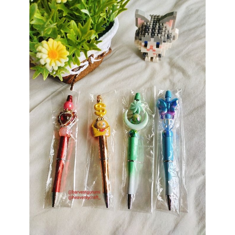 

Ballpoint Keren Labubu Kuning dan Lainnya