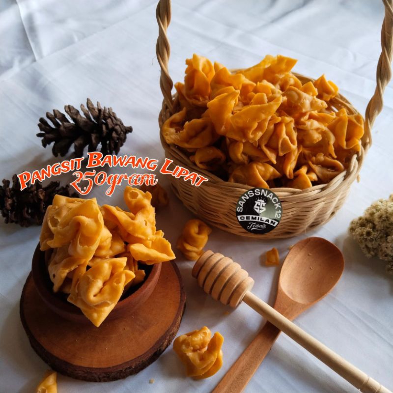 

Keripik Pangsit Lipat / Pangsit Bawang Lipat