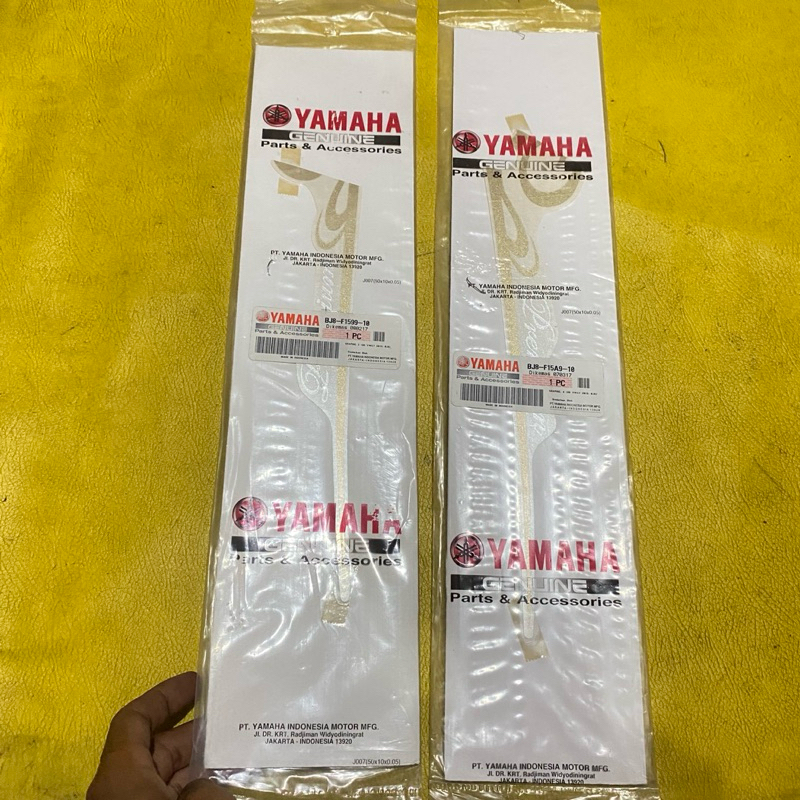Striping stiker bagian spakbor depan Yamaha Fino 125 2016 Putih original YGP BJ8-F1599-10 BJ8-F15A9-