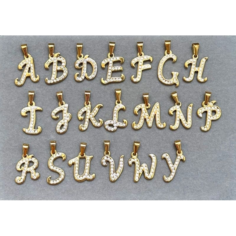 Liontin titanium huruf full mata gold