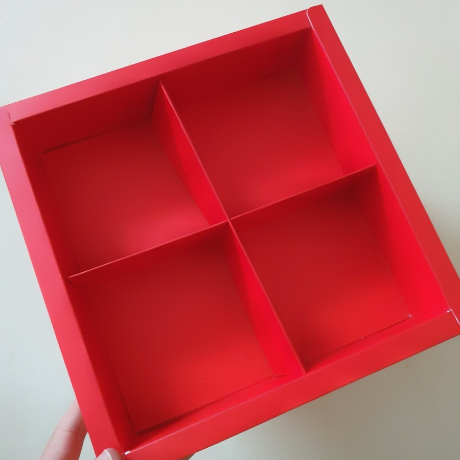 

10 pcs box mika kemasan hampers fruitpie sekat isi 4 ukuran 8x8cm warna merah polos