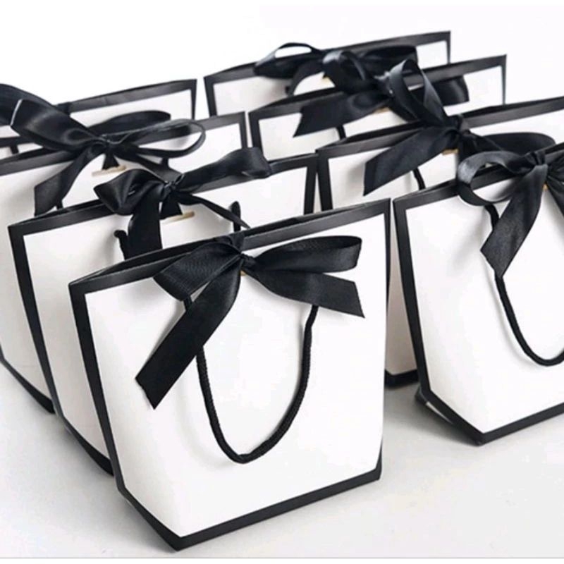 

PAPERBAG HITAM PUTIH (PITA)/ TAS HAMPERS GOODIEBAG FANCY/TAS GIFT SOUVENIR KADO WEDDING CLASSIC/TAS PAPERBAG HAMPERS HITAM PUTIH GIFT SOUVENIR BINGKISAN SNACK / KANTONG SOUVENIR HAMPERS GOODIEBAG TAS KARTON HAMPER TAS KADO SOUVENIR