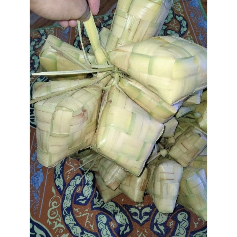 

ketupat kosong sudah jadi cangkang ketupat