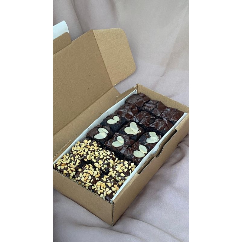 

FUDGY BROWNIES uk 20x10
