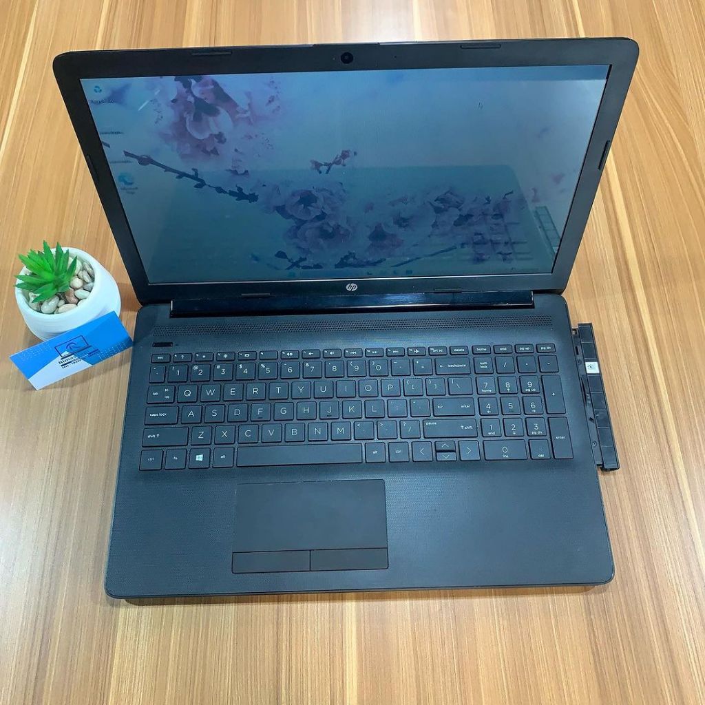 LAPTOP HP AMD E2-9000E RAM 4GB SSD 256GB SECOND/BEKAS