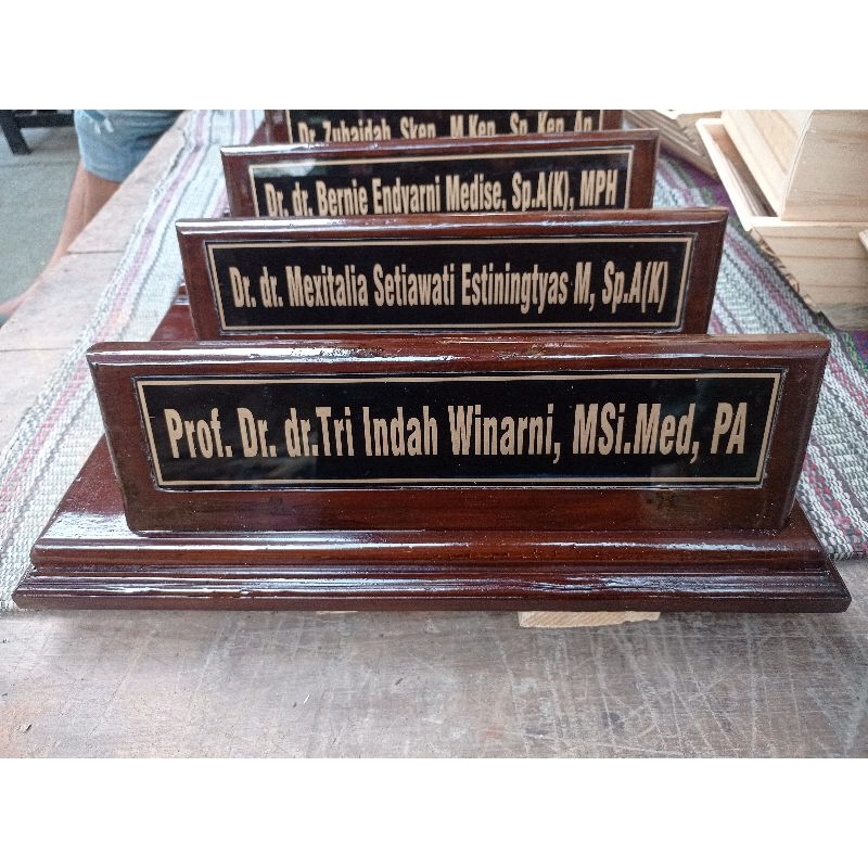 

papan nama jati belanda