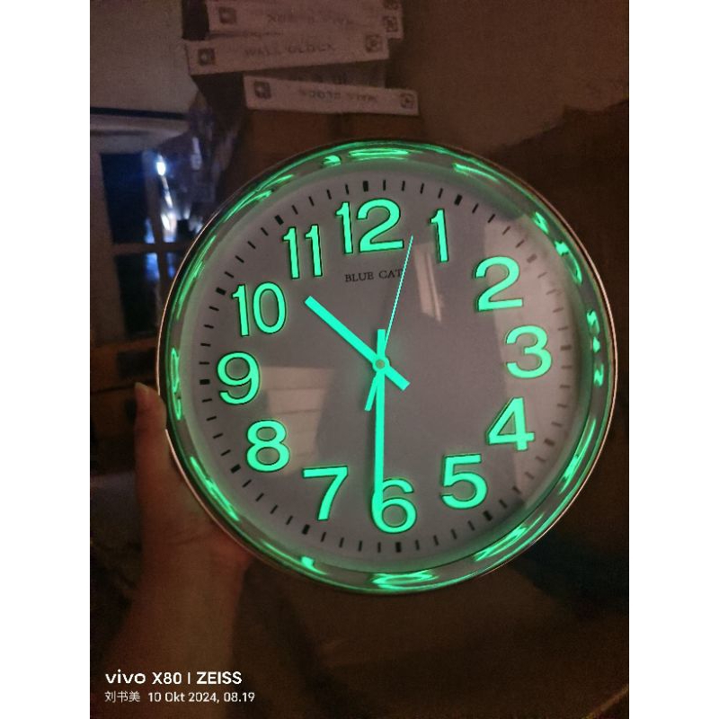 Jam dinding glow in the dark angka timbul sweep super silent blue cat