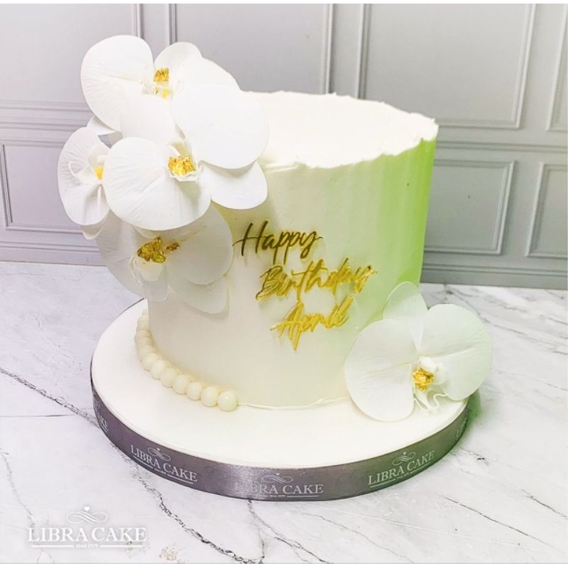 

kue ulang tahun/birthday cake/ costume cake/cakeanniversary/kue ultah tema white flowers