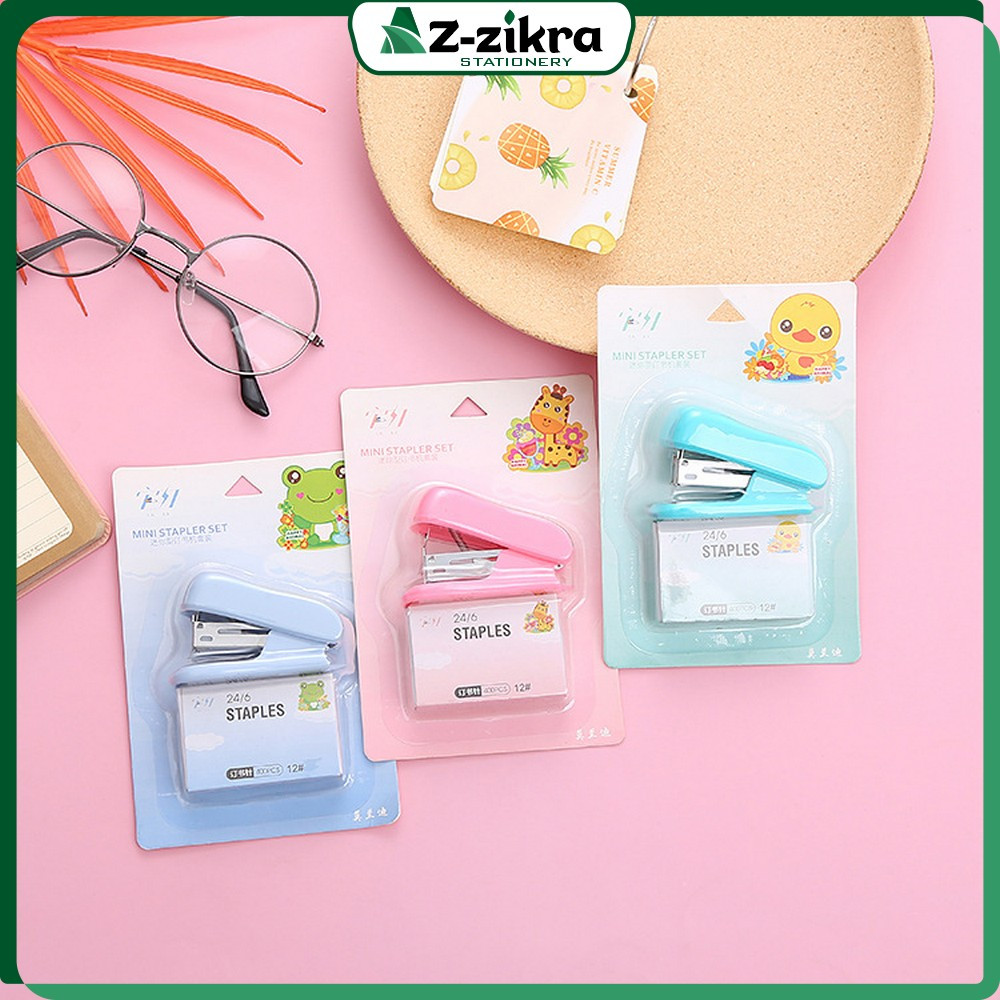 

Stapler Kecil Set Isi Hekter 24/6 Stasionary Perlengkapan Kantor Staples Mini Set Karakter Animal Warna Pastel Portable Az Zikra Stationery A50