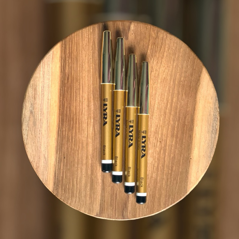 Pensil Alis Lyra, Celak Arab Saudi