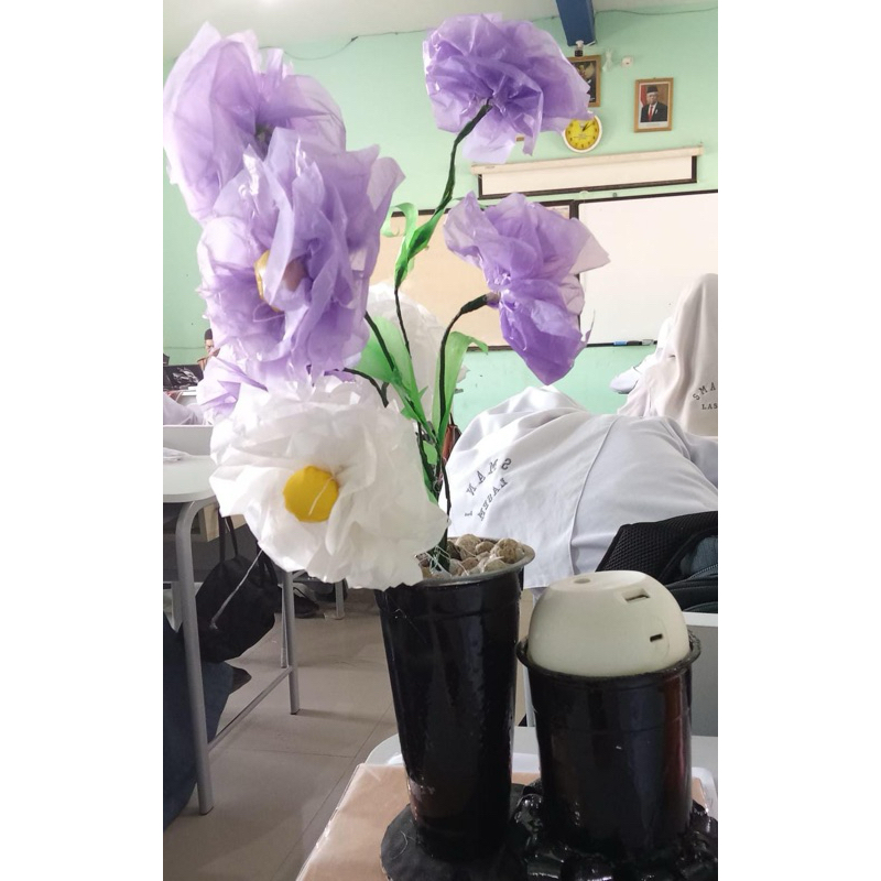 BUNGA HIAS DAN POT MODIFIKASI LIMBAH PLASTIK