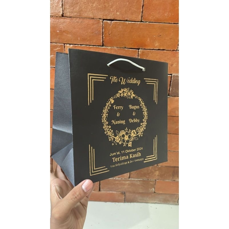 

Paperbag hitam sablon custom pernikahan 15x15x25