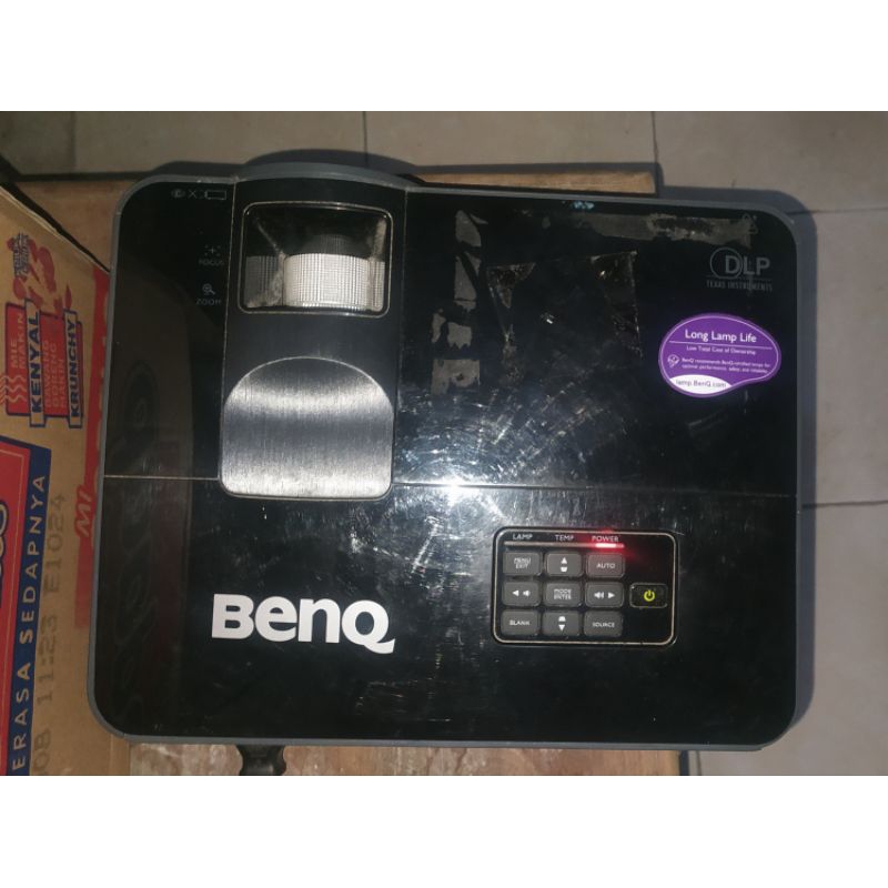 Proyektor BenQ Minus