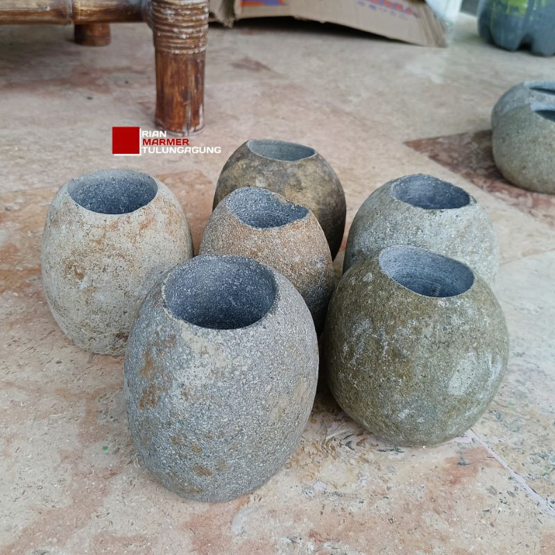 Pot Tanaman Outdoor  Model Memanjang bahan Batu Kali Finishing Natural ukuran sedang