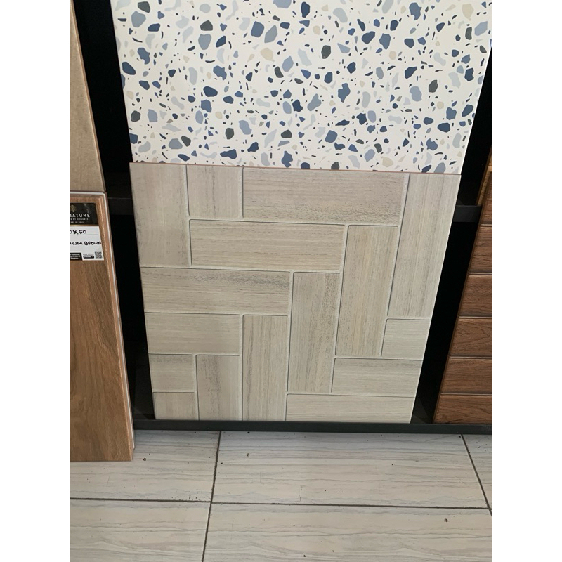 keramik mulia 50x50cm Barrel almond