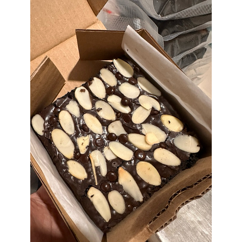 

Premium Brownies Devi Chocolate Fudgy & Chewy Topping Almond chocochip