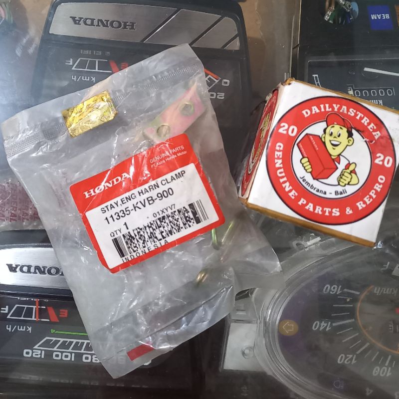 STAY ENGINE HARNESS CLAMP DUDUKAN SELANG KABEL MESIN WATER PUMP HONDA VARIO 110 KARBU ORIGINAL 11335