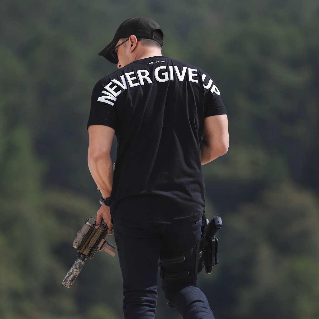 KAOSBOS.ID - Baju Kaos Pria Never Give Up Cowok Distro Sablon 3D Timbul