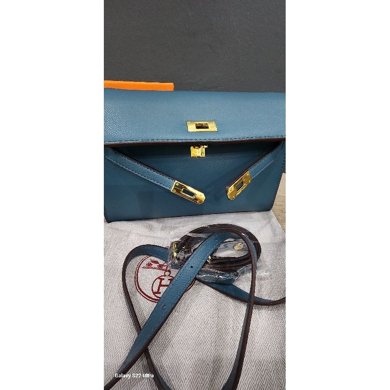 tas selempang dan pesta warna biru