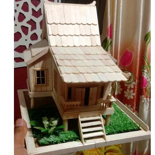 miniatur rumah adat bubungan tinggi