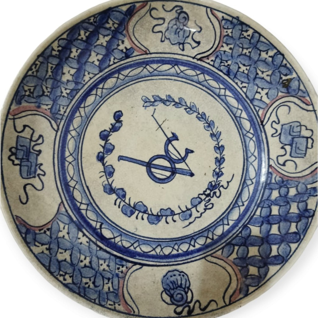 Piring saji kuno, piring keramik hias antik