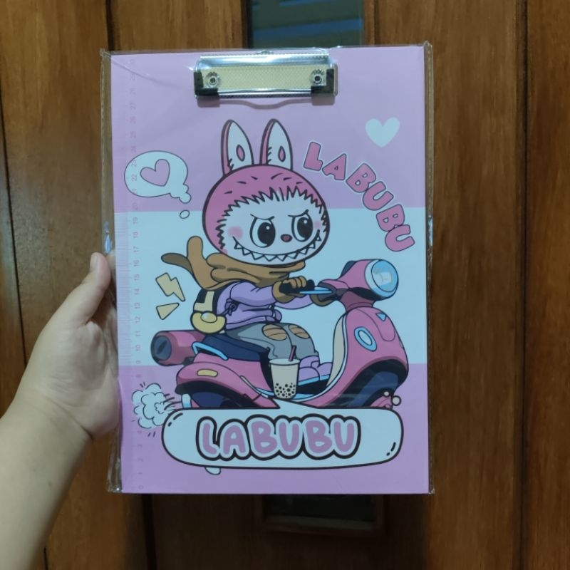 

Clipboard Karakter - Papan Kertas Ujian A4 Karakter Labubu