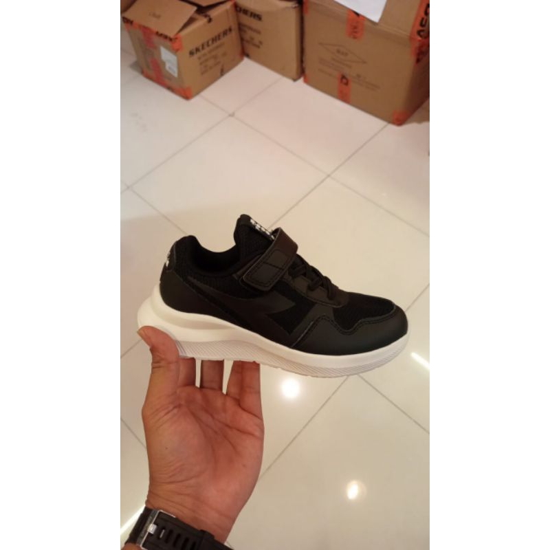 SEPATU ANAK DIADORA HITAM PUTIH