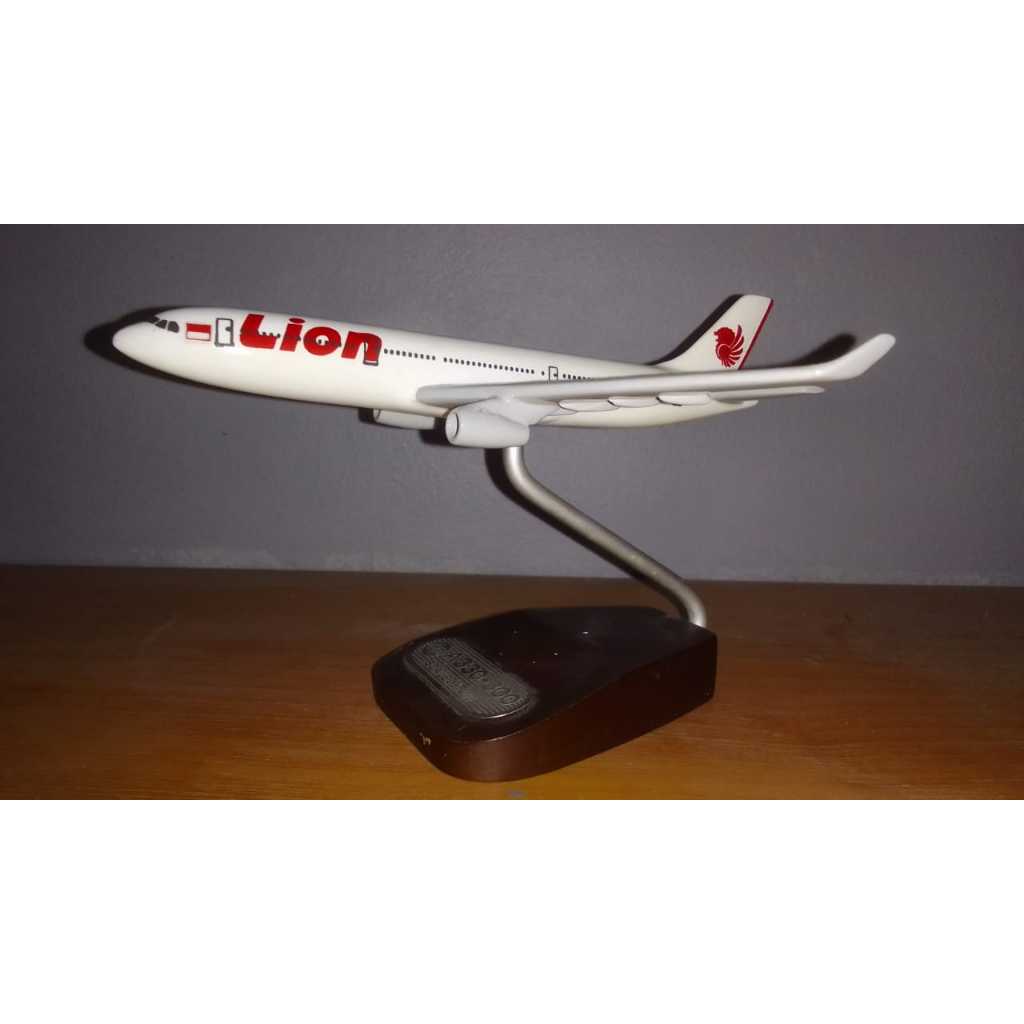 Diecast pesawat Lion Air model Airbus A330-300 with stand scale 1:200