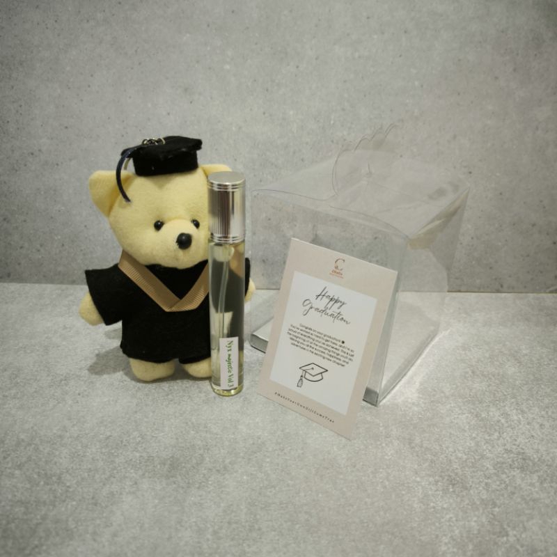 

Chell's X Zephyr Noire - Boneka Gantungan Kunci Wisuda dan Parfum